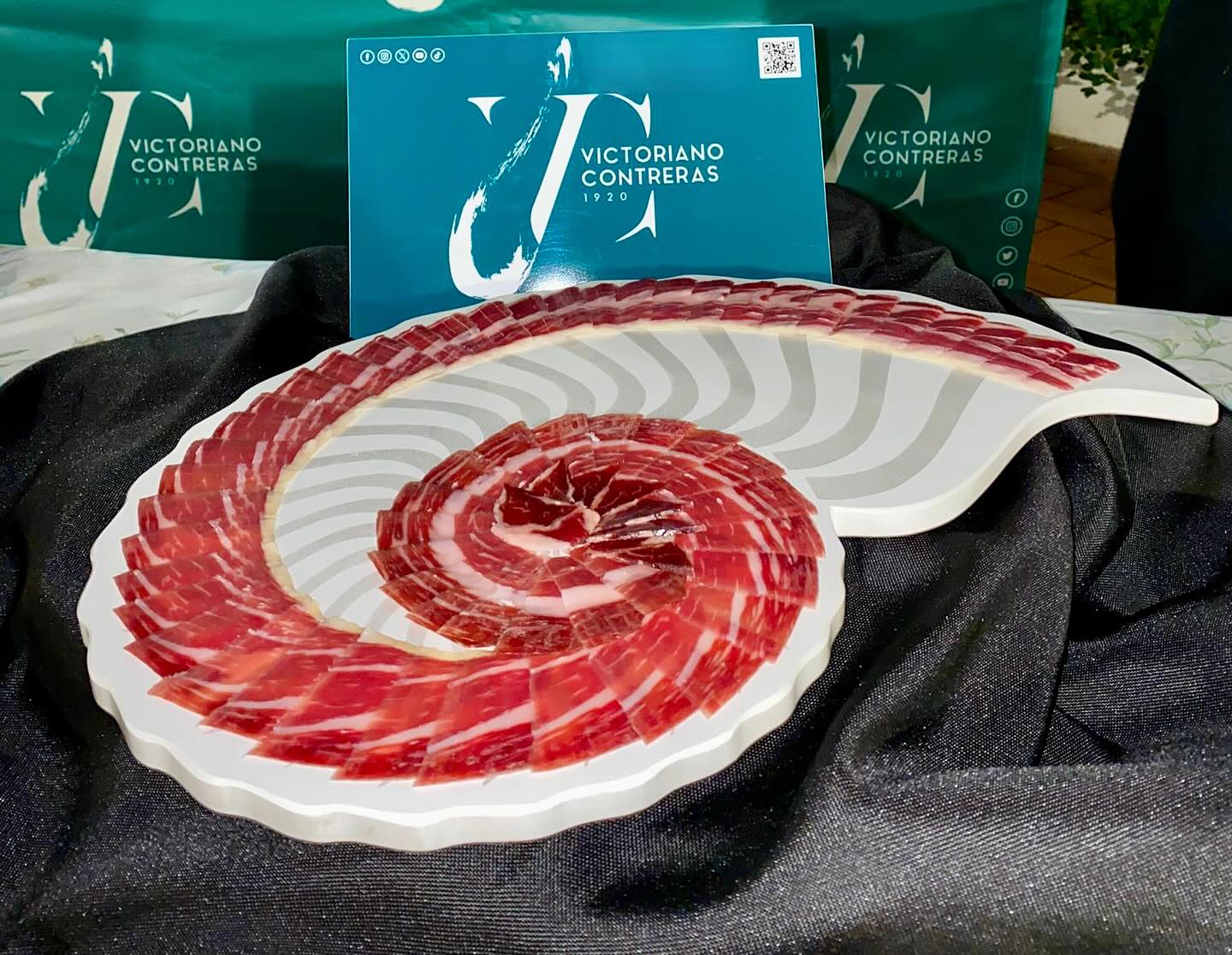 Nosotros loncheamos a mano tus piezas de Jamón y de Paleta