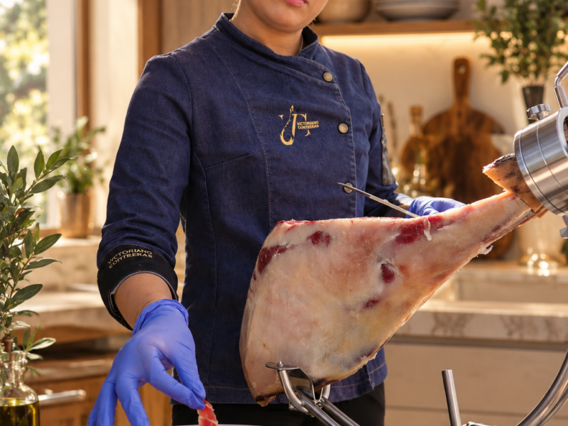 Maestra del jamón en la cocina